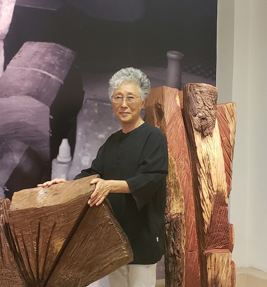 `89세 조각가` 김윤신, 국제갤러리·리만머핀과 전속 계약…3월 개인전 연다